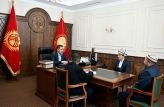 Президент Садыр Жапаров встретился с победителем международного конкурса чтецов Корана Мухамадали Умаровым