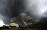 В Индонезии число жертв извержения вулкана возросло до 16 человек