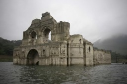 400-летний храм появился из-под воды в Мексике
