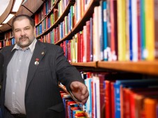Фантастика! Издавайтесь в сериях книг: «Сергей Лукьяненко представляет автора» и «Международная лаборатория фантастики «РосКон» представляет»