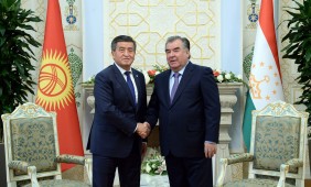 Президент Кыргызстана поздравил таджикского коллегу