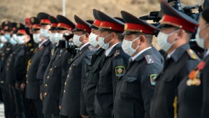 Садыр Жапаров принял участие в открытии жилого дома для сотрудников милиции