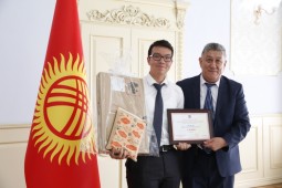 Президент Кыргызстана поблагодарил школьников