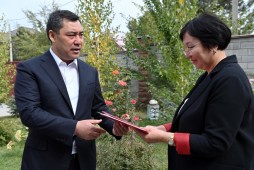 Семья Садыра Жапарова передала права собственности на жилой дом