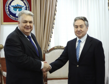 Министр иностранных дел КР Жээнбек Кулубаев принял Посла Азербайджана в КР Латифа Гандилова