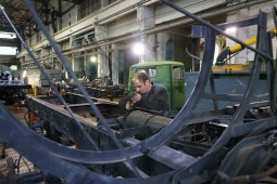Предприятие холдинга «Ремвооружение» увеличило темп ремонта топливозаправщиков в два раза