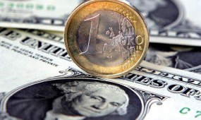 Курс доллара на Московской бирже вырос на 12 копеек, евро - на 6 копеек
