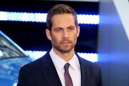 Сотни поклонников Пола Уокера почтили его память на месте аварии в Калифорнии